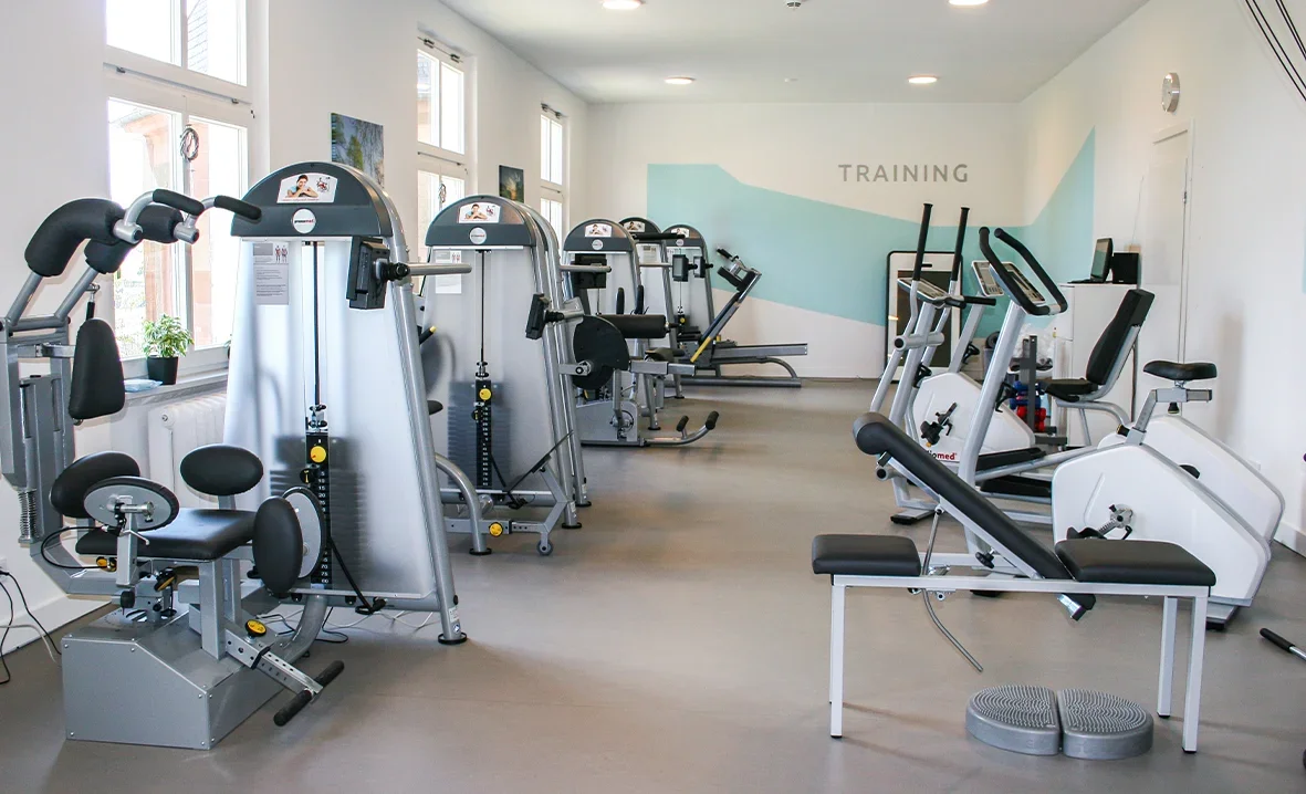 Eine Person in Blau erhält von einer anderen im Therapiezentrum Reform eine vorsichtige Nackendehnung.